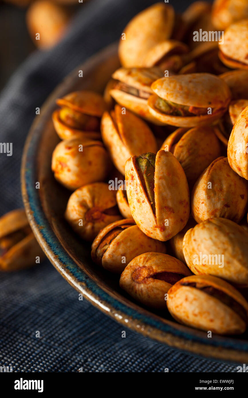 Würzige Barbecue Chipotle Pistazien in einer Schüssel Stockfoto