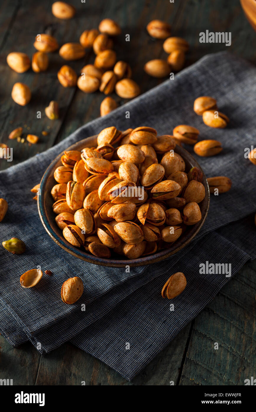Würzige Barbecue Chipotle Pistazien in einer Schüssel Stockfoto