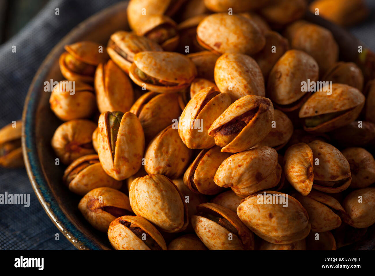Würzige Barbecue Chipotle Pistazien in einer Schüssel Stockfoto