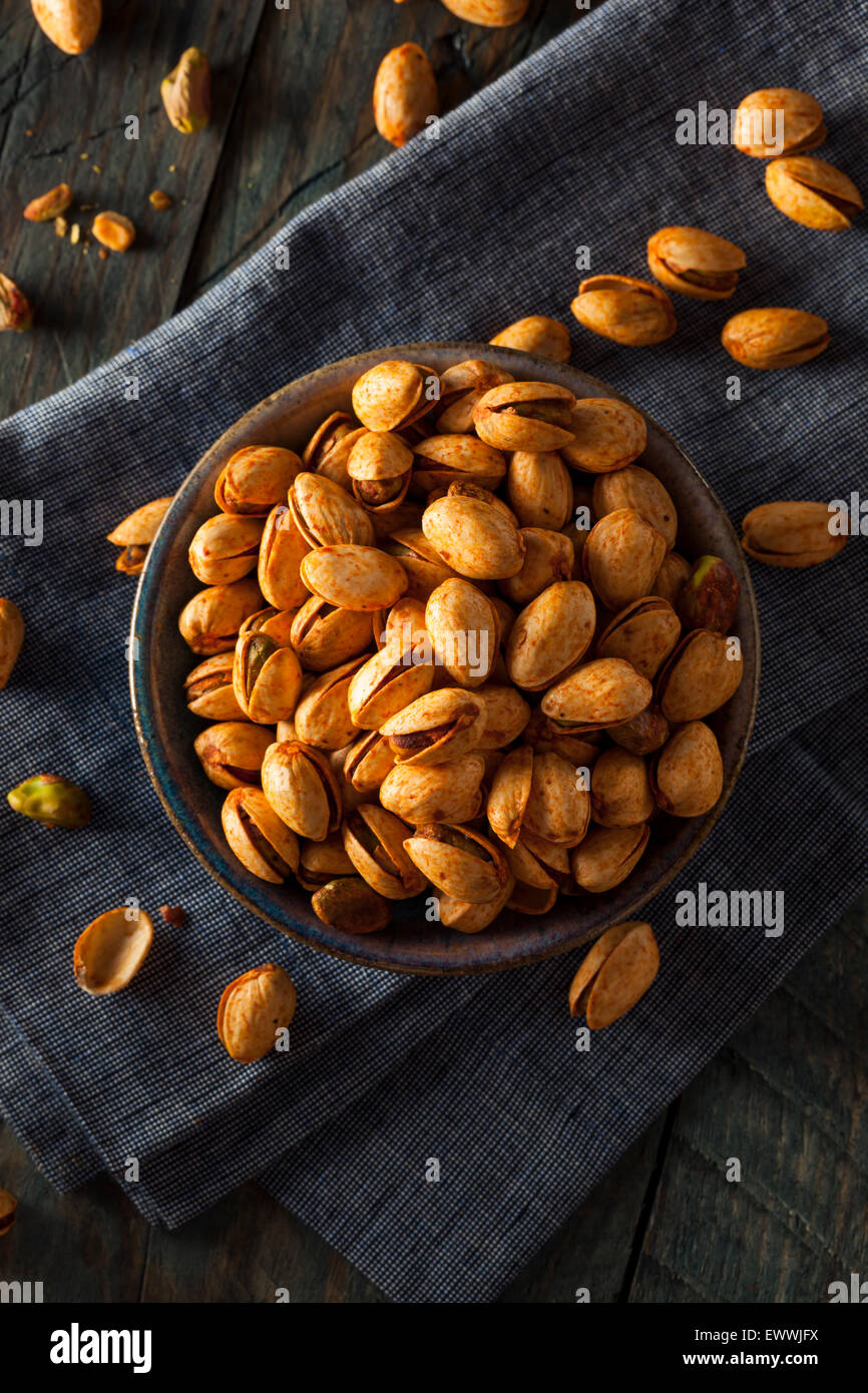 Würzige Barbecue Chipotle Pistazien in einer Schüssel Stockfoto