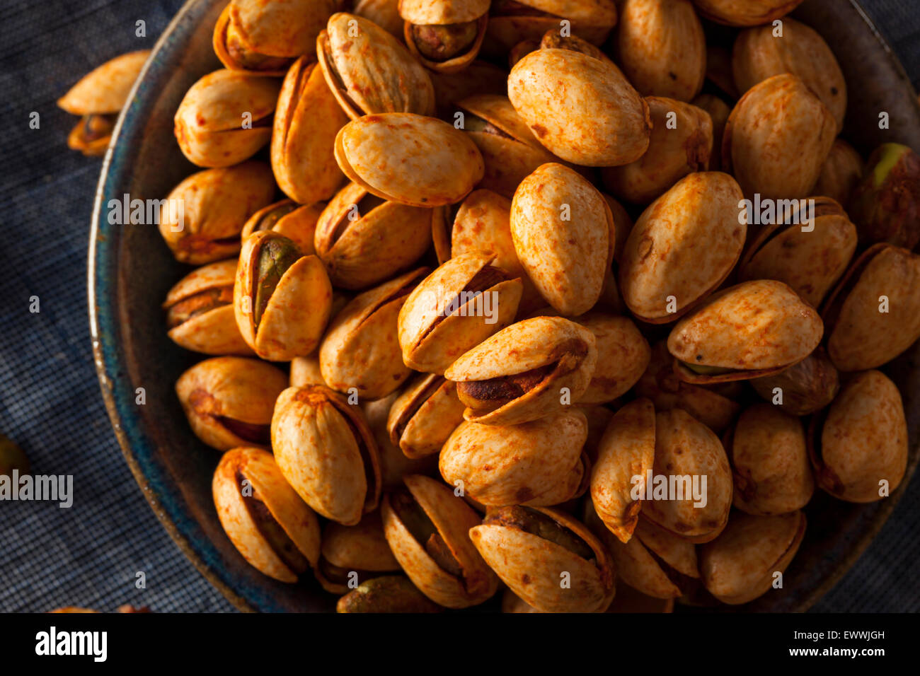 Würzige Barbecue Chipotle Pistazien in einer Schüssel Stockfoto