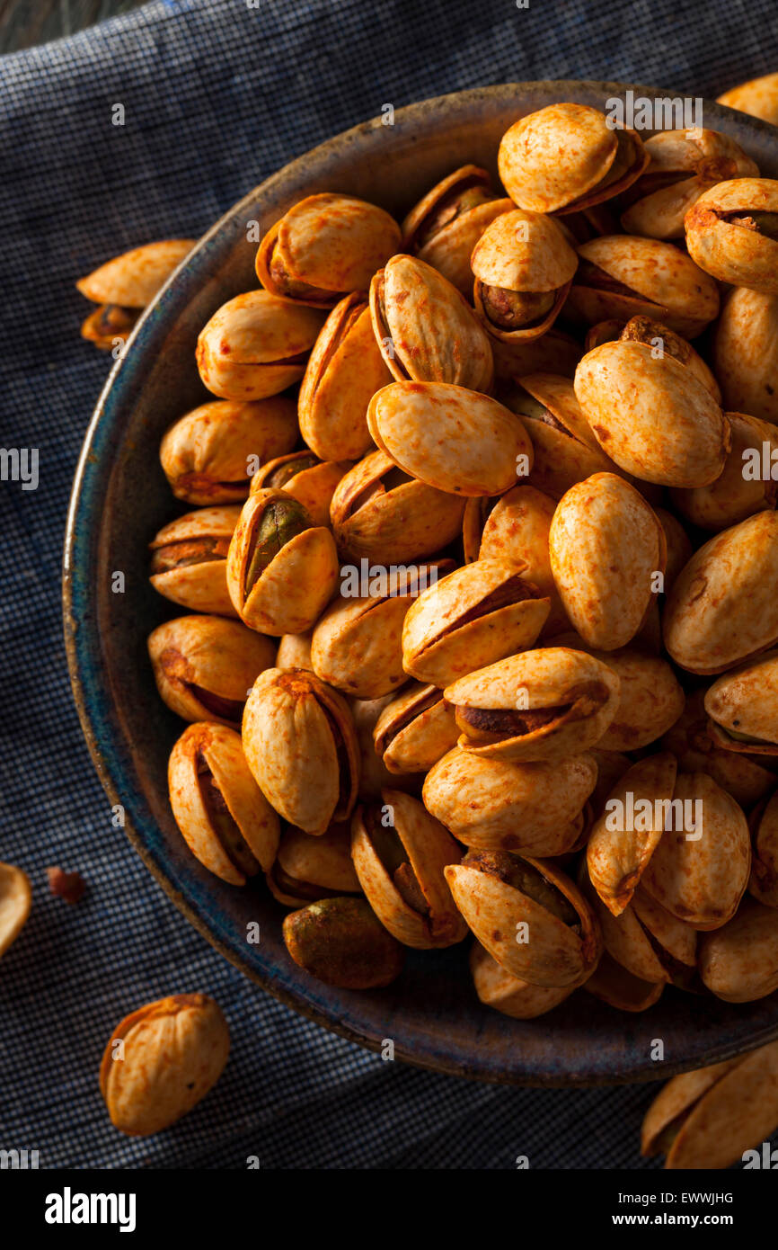Würzige Barbecue Chipotle Pistazien in einer Schüssel Stockfoto