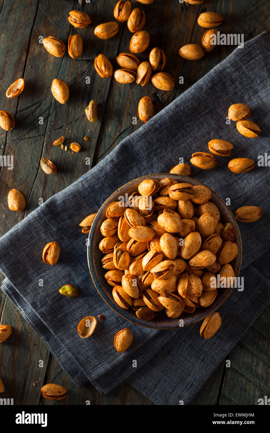 Würzige Barbecue Chipotle Pistazien in einer Schüssel Stockfoto