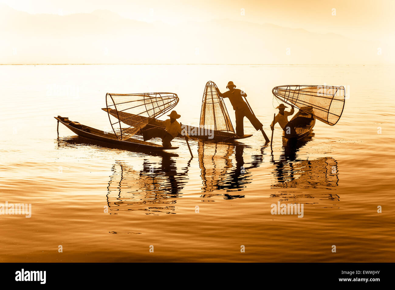 Burmesische Fischer auf Bambus-Boot Fischfang in traditioneller Weise mit handgefertigten Net. Inle-See, Myanmar (Burma) Reisen destinat Stockfoto