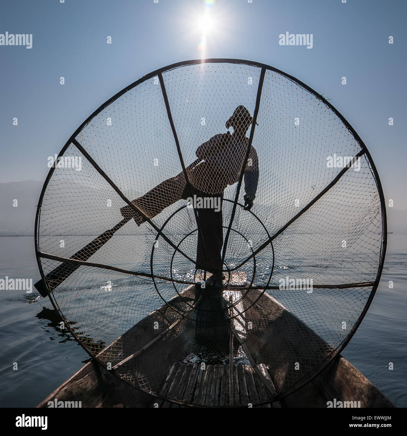 Burmesische Fischer auf Bambus-Boot Fischfang in traditioneller Weise mit handgefertigten Net. Inle-See, Myanmar (Burma) Reisen destinat Stockfoto