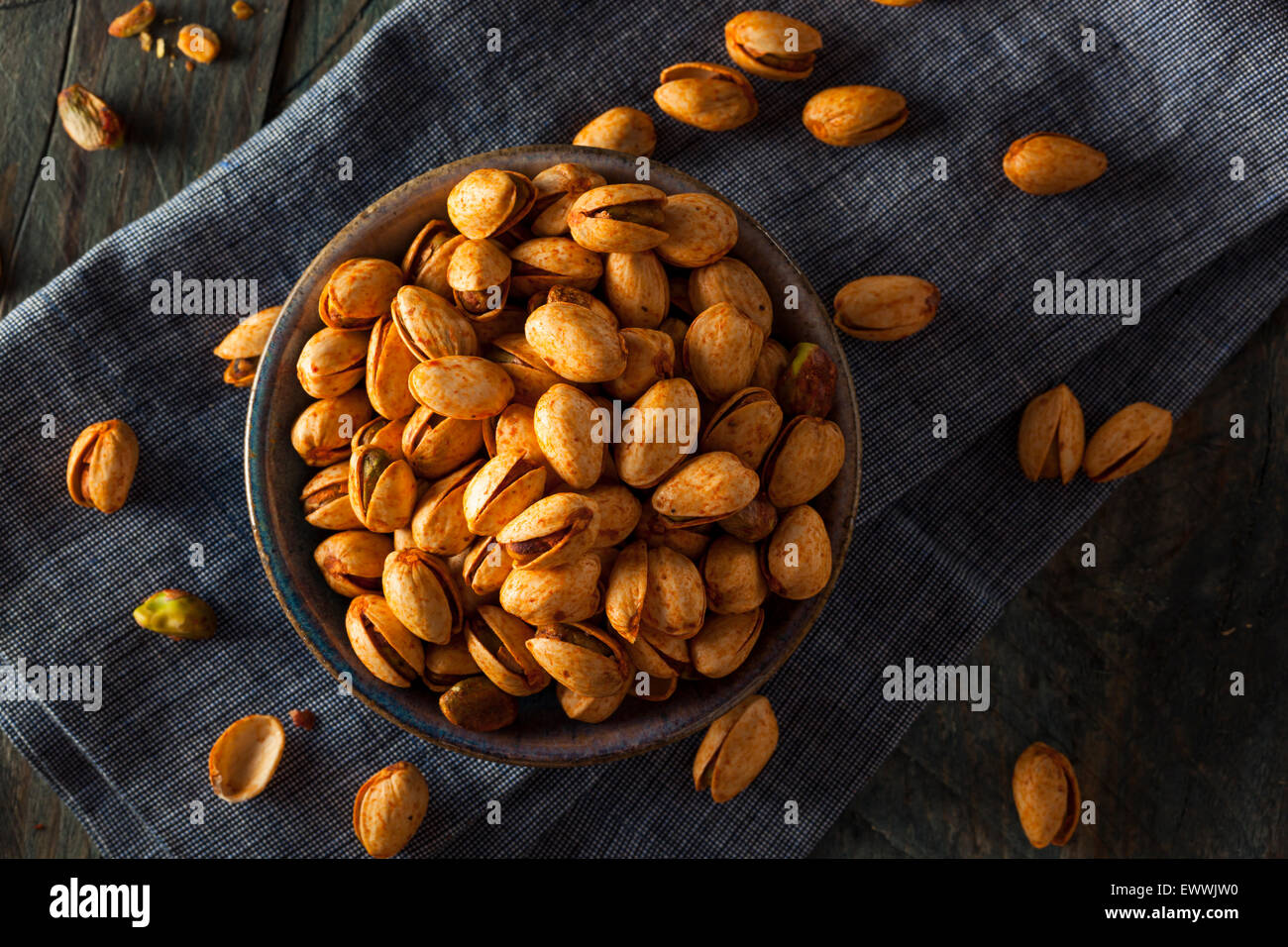Würzige Barbecue Chipotle Pistazien in einer Schüssel Stockfoto