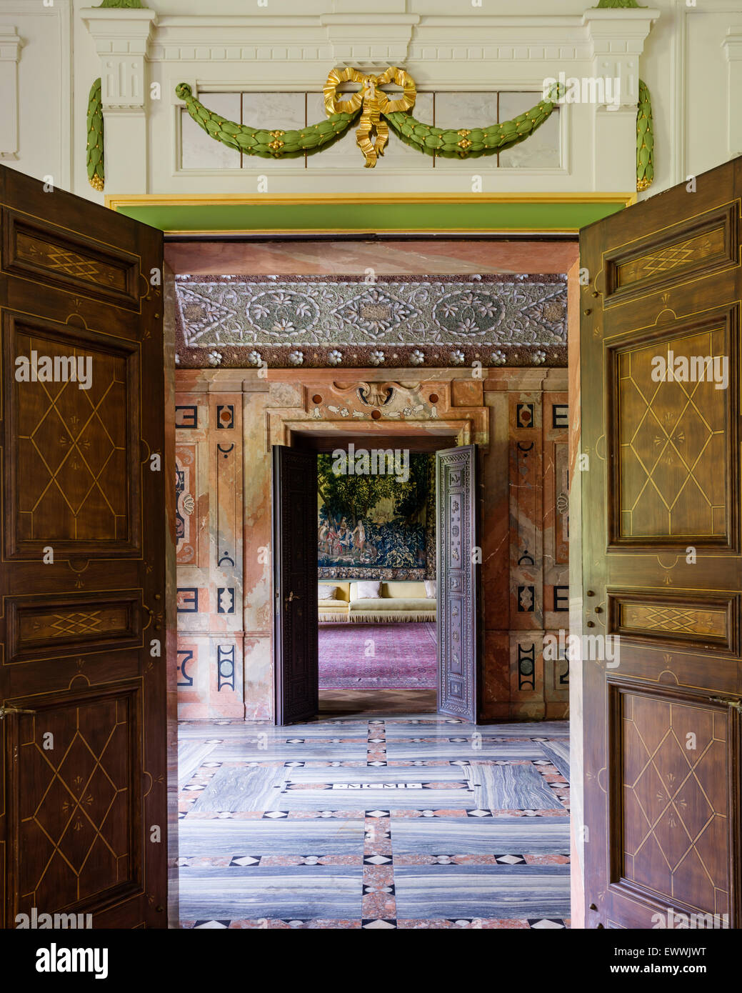 Blick durch geöffnete Flügeltüren zur Marmor-geschossiges Salon Stockfoto