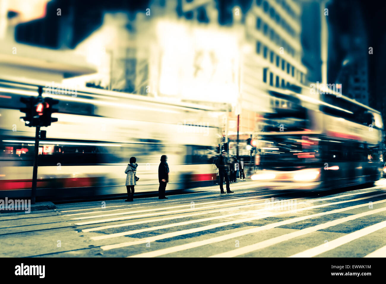 Abstrakte Stadtbild unscharf Hintergrund, Kunst Tonen. Nachtansicht des modernen Stadtstraße mit sich bewegenden Verkehr, beleuchtete Wolkenkratzers Stockfoto