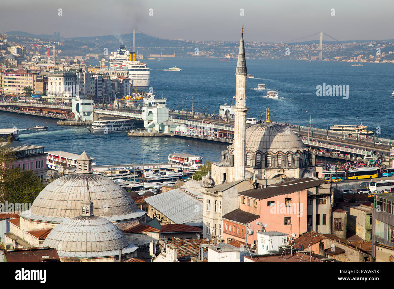 Rustem Pasa Moschee mit Galata-Brücke und der Hintergrundansicht Goldenes Horn in Istanbul Stockfoto