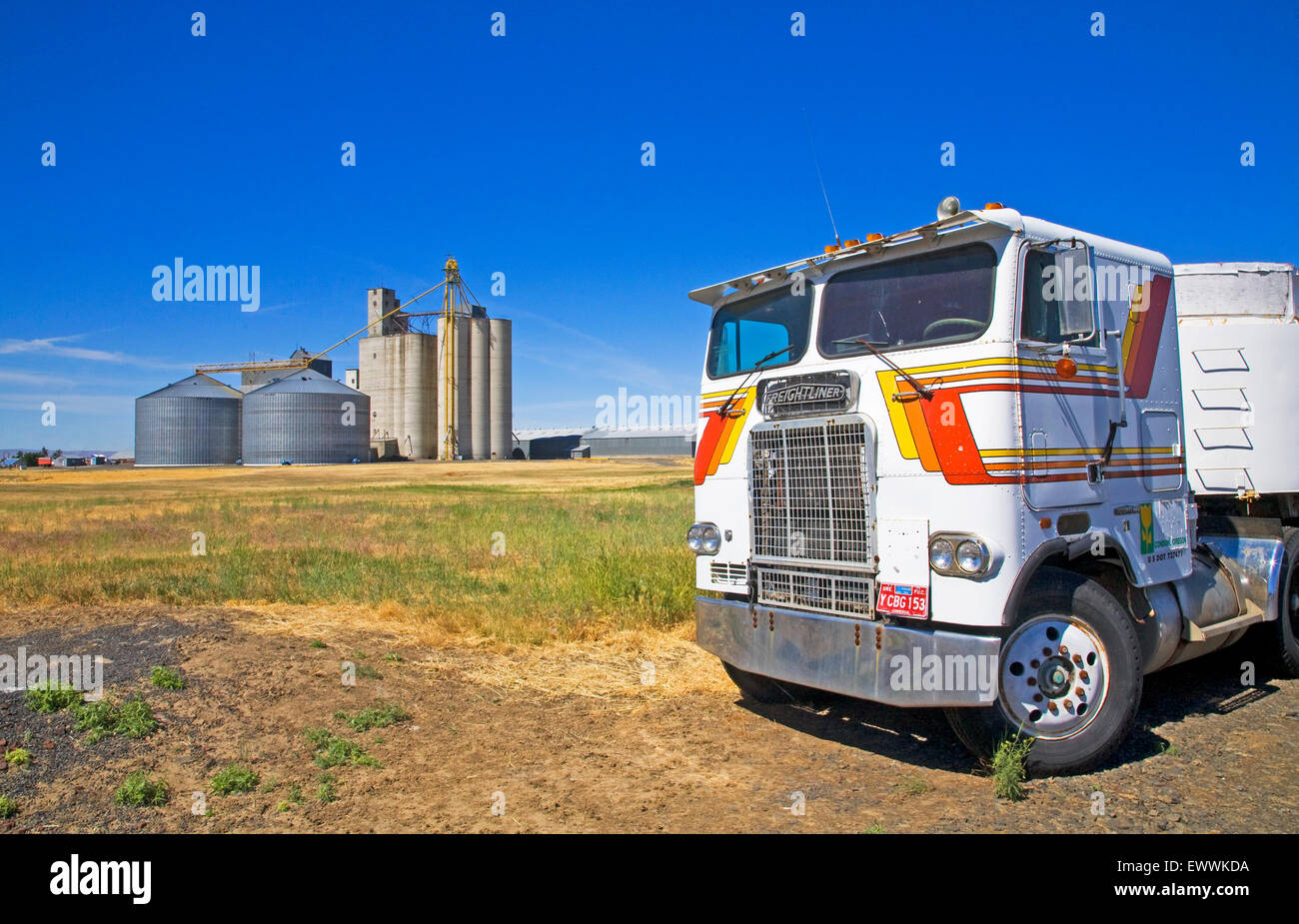 Ein Korn schleppen LKW und einen riesigen Speicher, die, den IAO zur Speicherung von Weizen in Condon, Oregon. Stockfoto