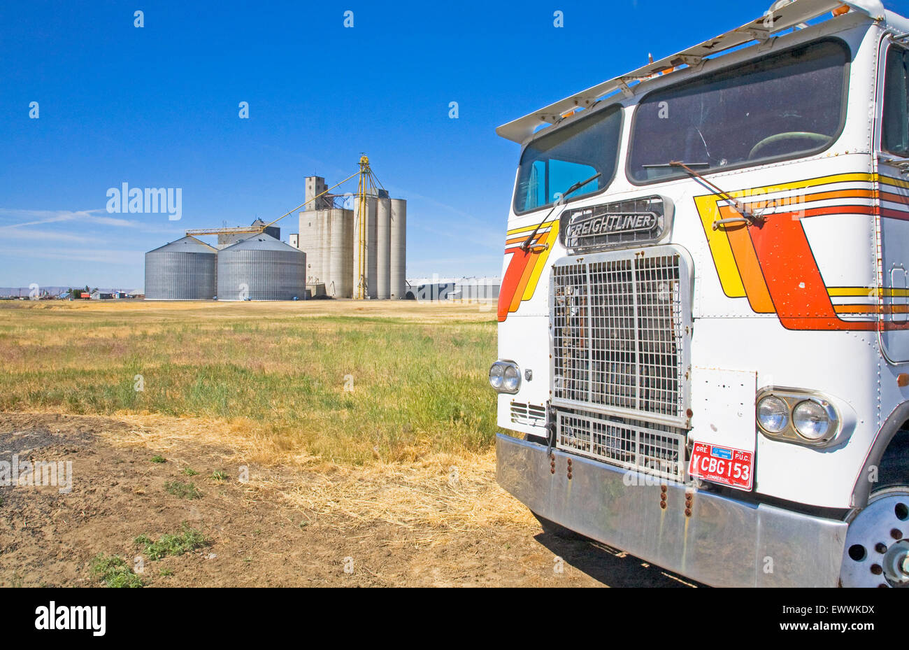 Ein Korn schleppen LKW und einen riesigen Speicher, die, den IAO zur Speicherung von Weizen in Condon, Oregon. Stockfoto