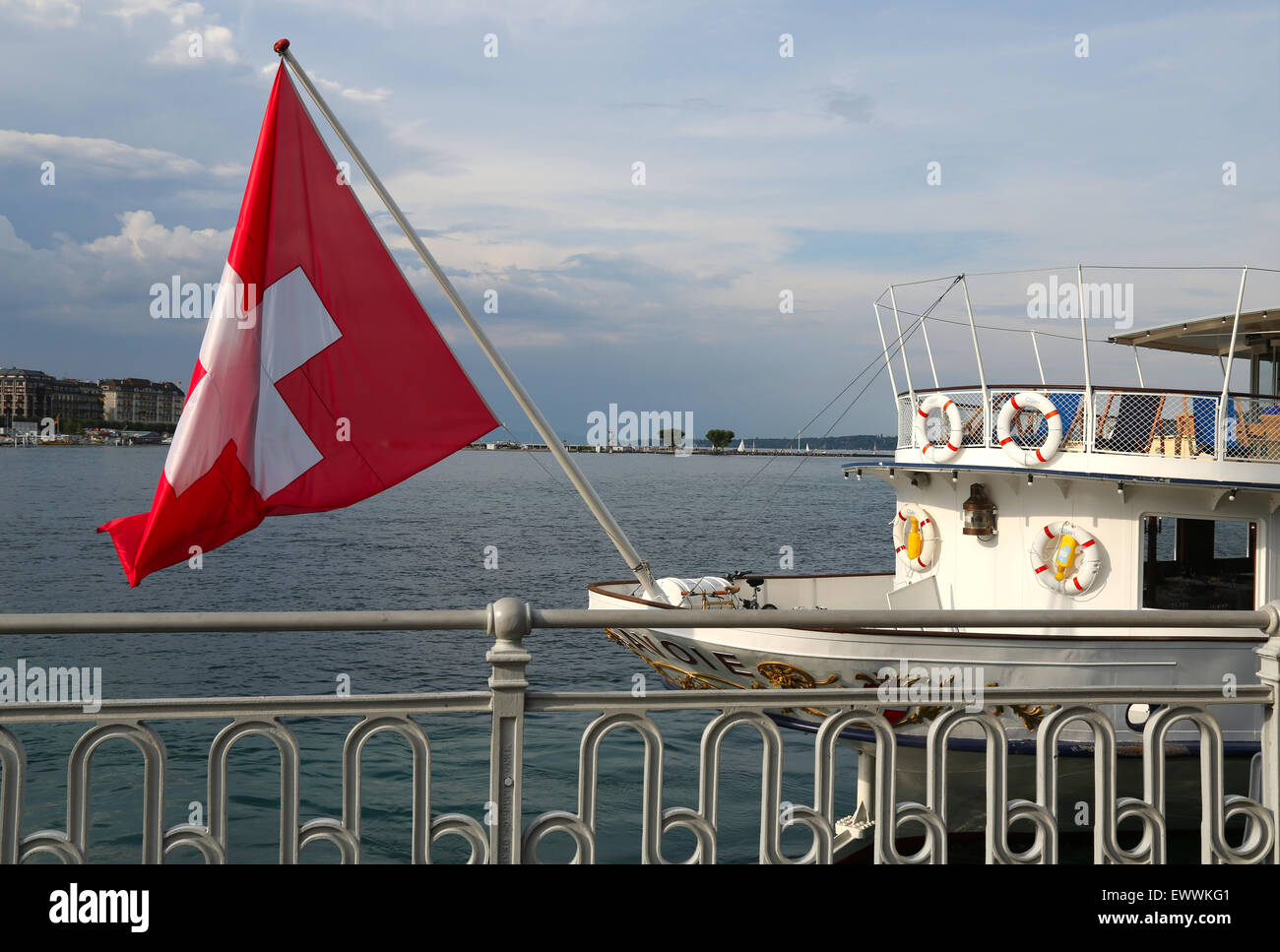 Schweiz Flagge auf Fähre in Genfersee Stockfoto