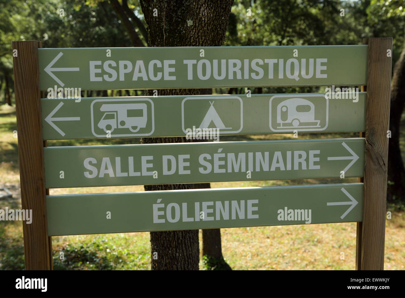 Ein Schild auf dem Campingplatz Domaine Masserou in Sommieres, Frankreich. Stockfoto