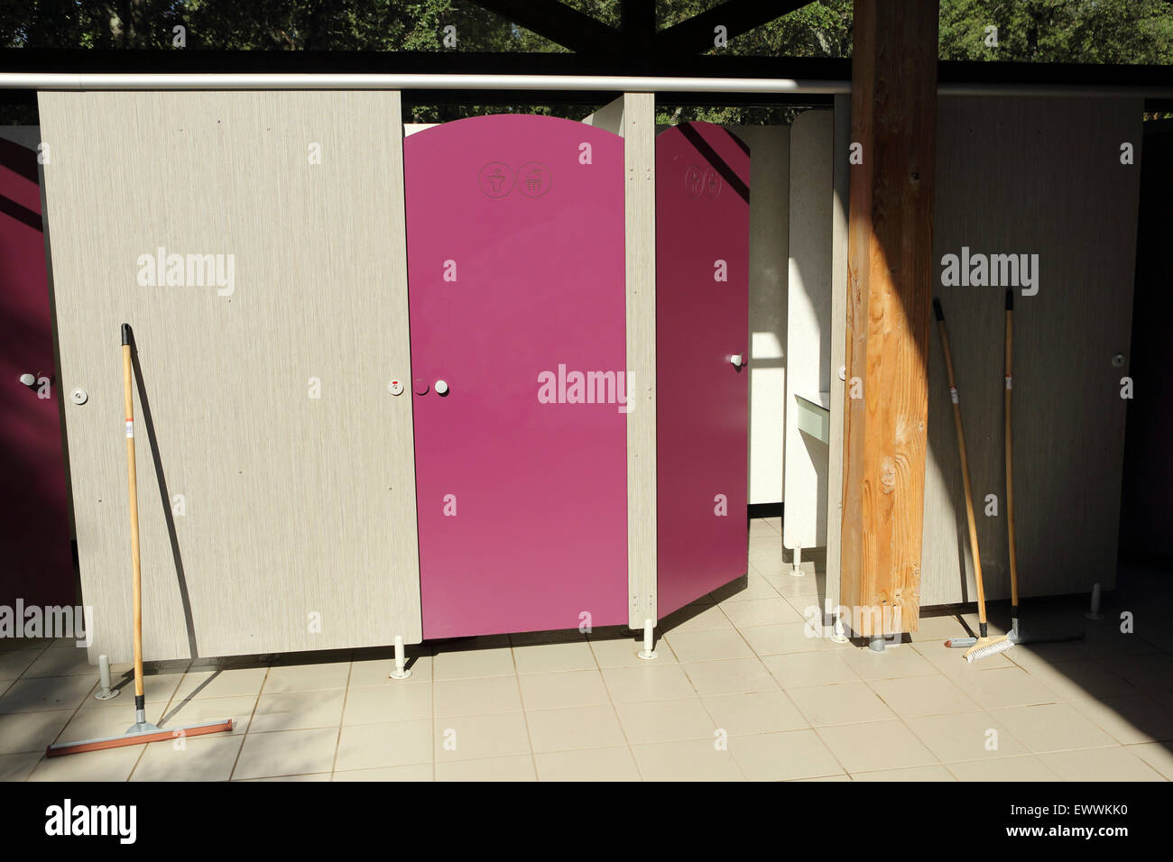 Toilettenkabinen auf dem Campingplatz Domaine de Massereau in Sommieres, Frankreich. Stockfoto