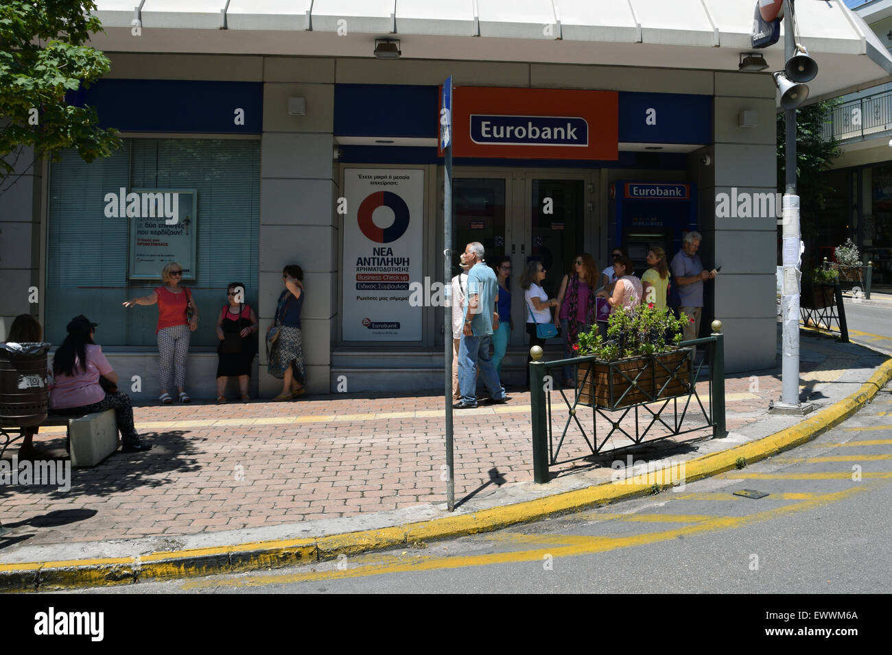 Menschen am ATM Maschine Warteschlange geduldig warten. Die Banken sind geschlossen und tägliche Begrenzung Kapitalkontrollen werden umgesetzt. Athen, Griechenland Stockfoto