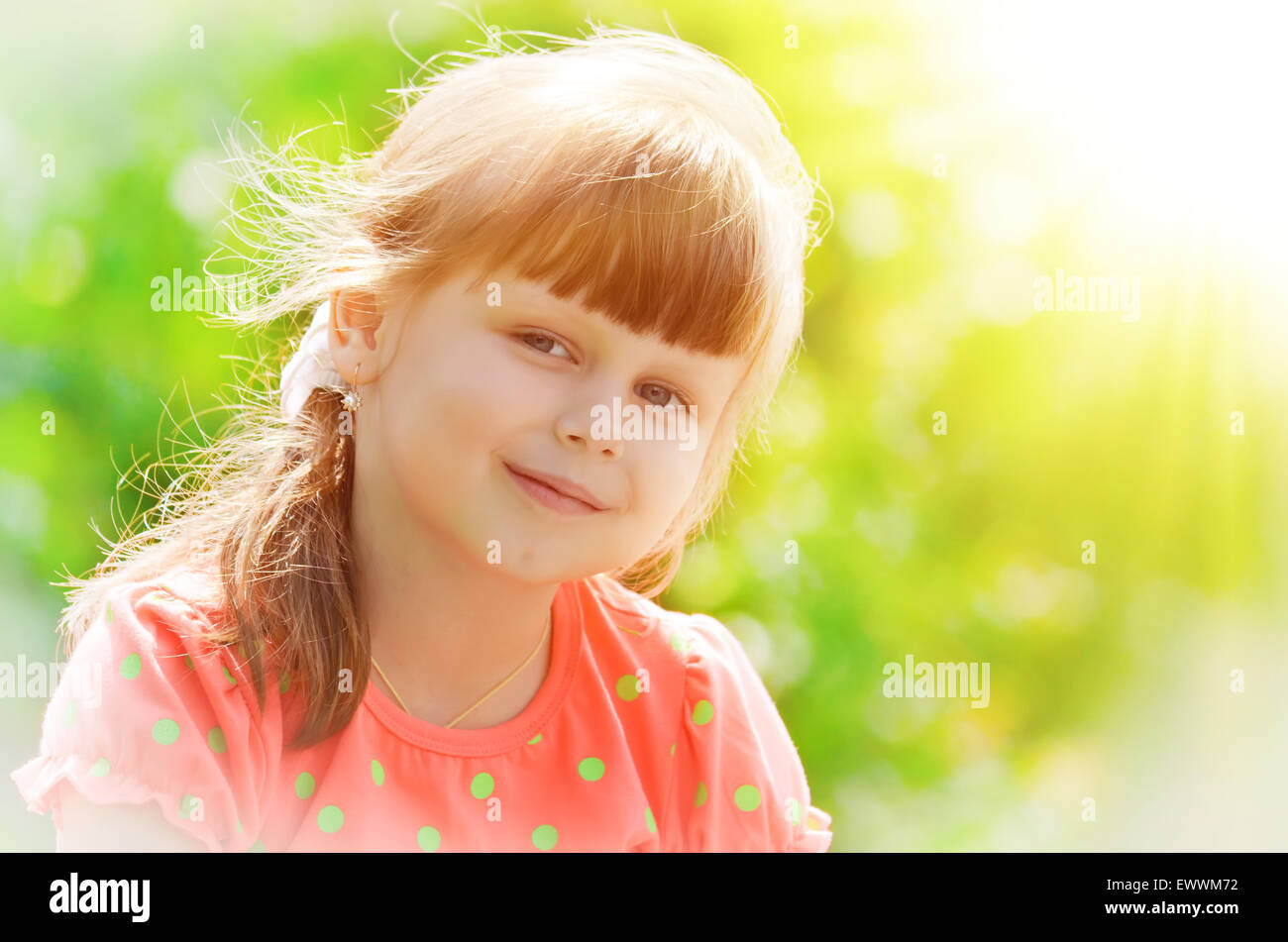 Kleines Mädchen im rosa Kleid Stockfoto
