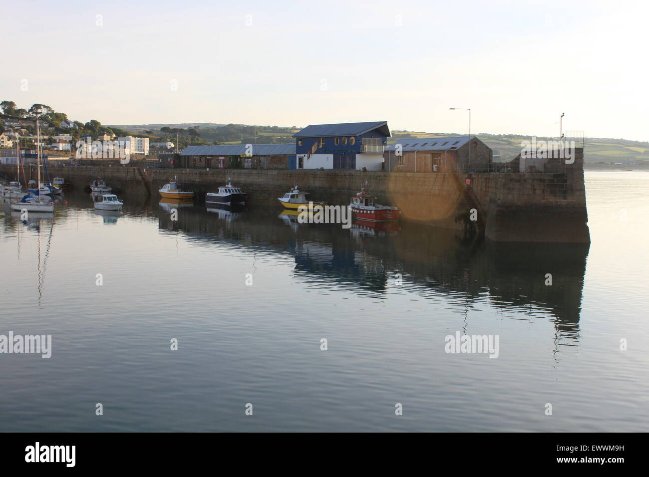 Am frühen Sommermorgen im Hafen von penzance Stockfoto