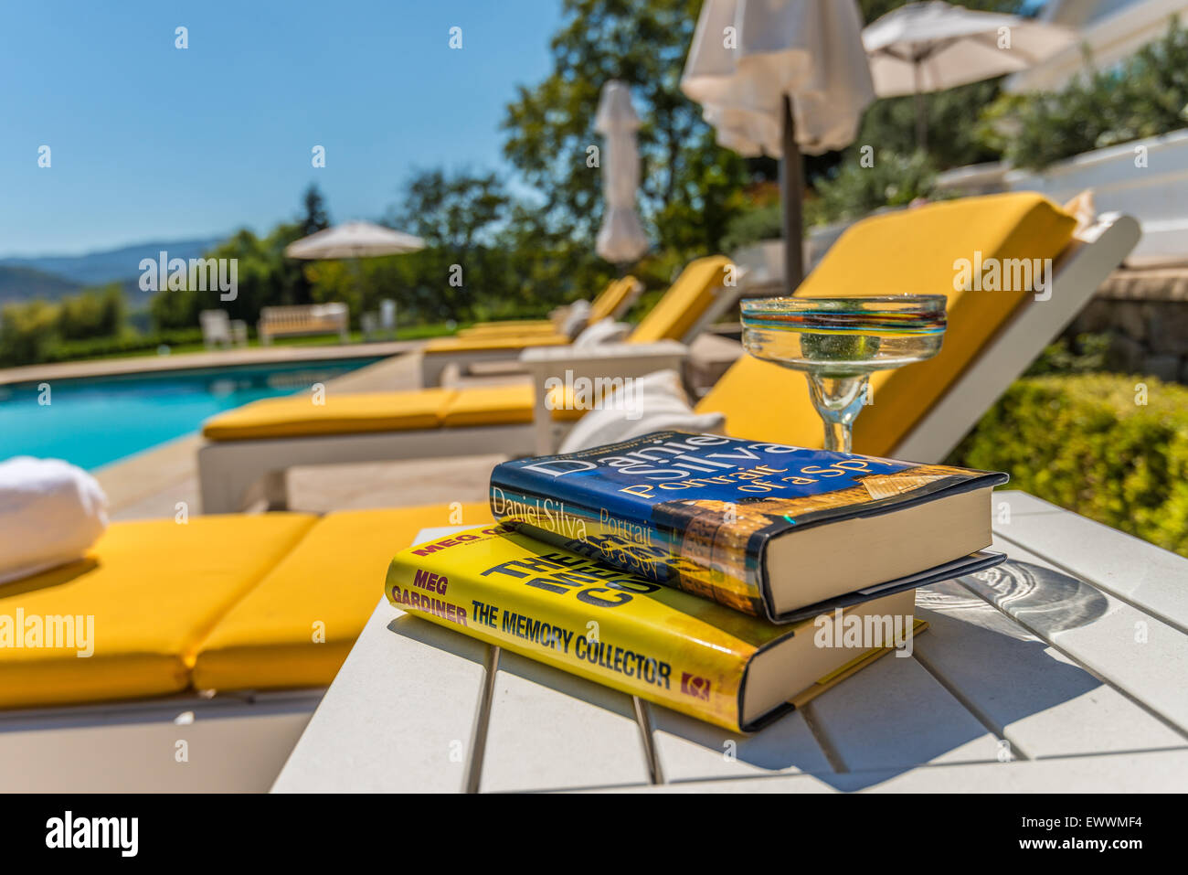 Moderne helle gelbe Chaise Liegestühle am Pool Stockfoto