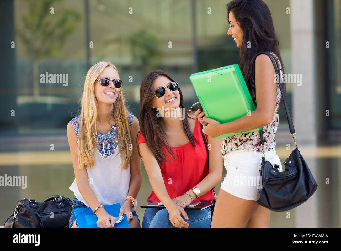 Porträt der hübsche Studentin Mädchen, die Spaß am campus Stockfoto