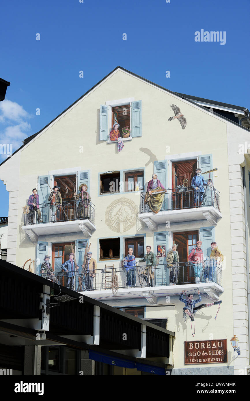 Chamonix Frankreich Wandbild auf Gebäude in der Rue Doctier Paccard in Chamonix feiert die Chamonix Bergführer der "Compagnie de Stockfoto