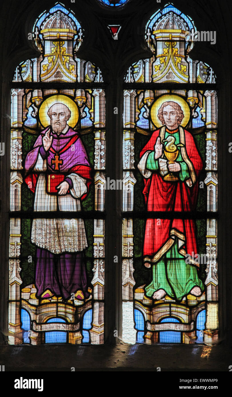 Glasmalerei-Fenster Darstellung heiliger Franciscus und Johannes der Evangelist in der Kirche Stabroek, Belgien. Stockfoto