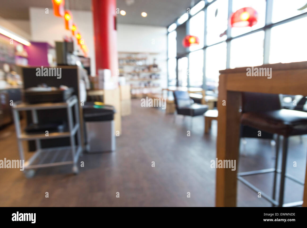 Aus Fokus Schuss aus dem Inneren des Coffee-Shop, keine Kunden warten Stockfoto