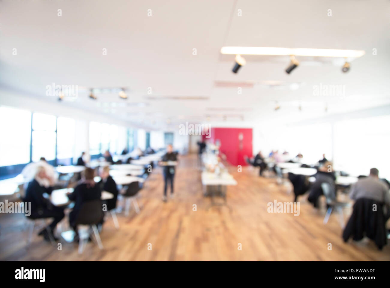 Menschen Sie aus Focus Shot eine Büro-Cafeteria, sich an der Theke mit Tisch im Vordergrund, Stockfoto