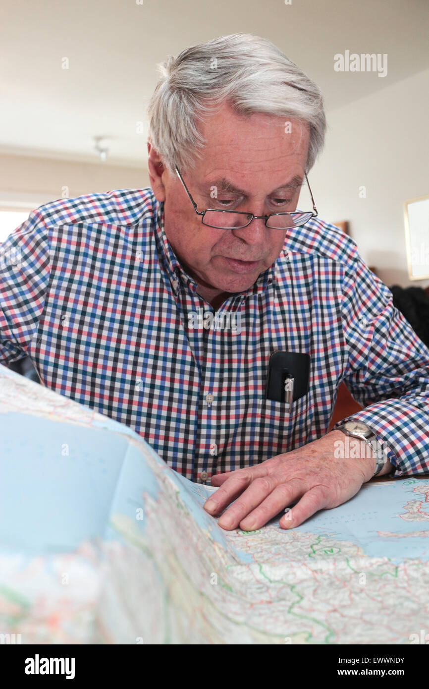 Eine ältere Genteleman Kartenlesen zu Hause Stockfoto