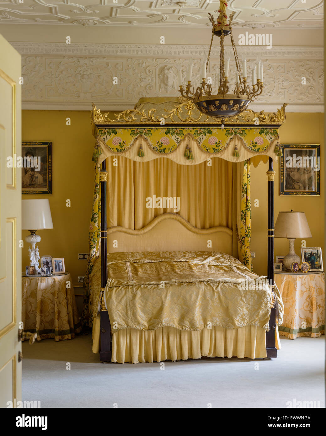 Himmelbett mit vergoldeten Rahmen in üppig Schlafzimmer mit Stuckdecke Stockfoto