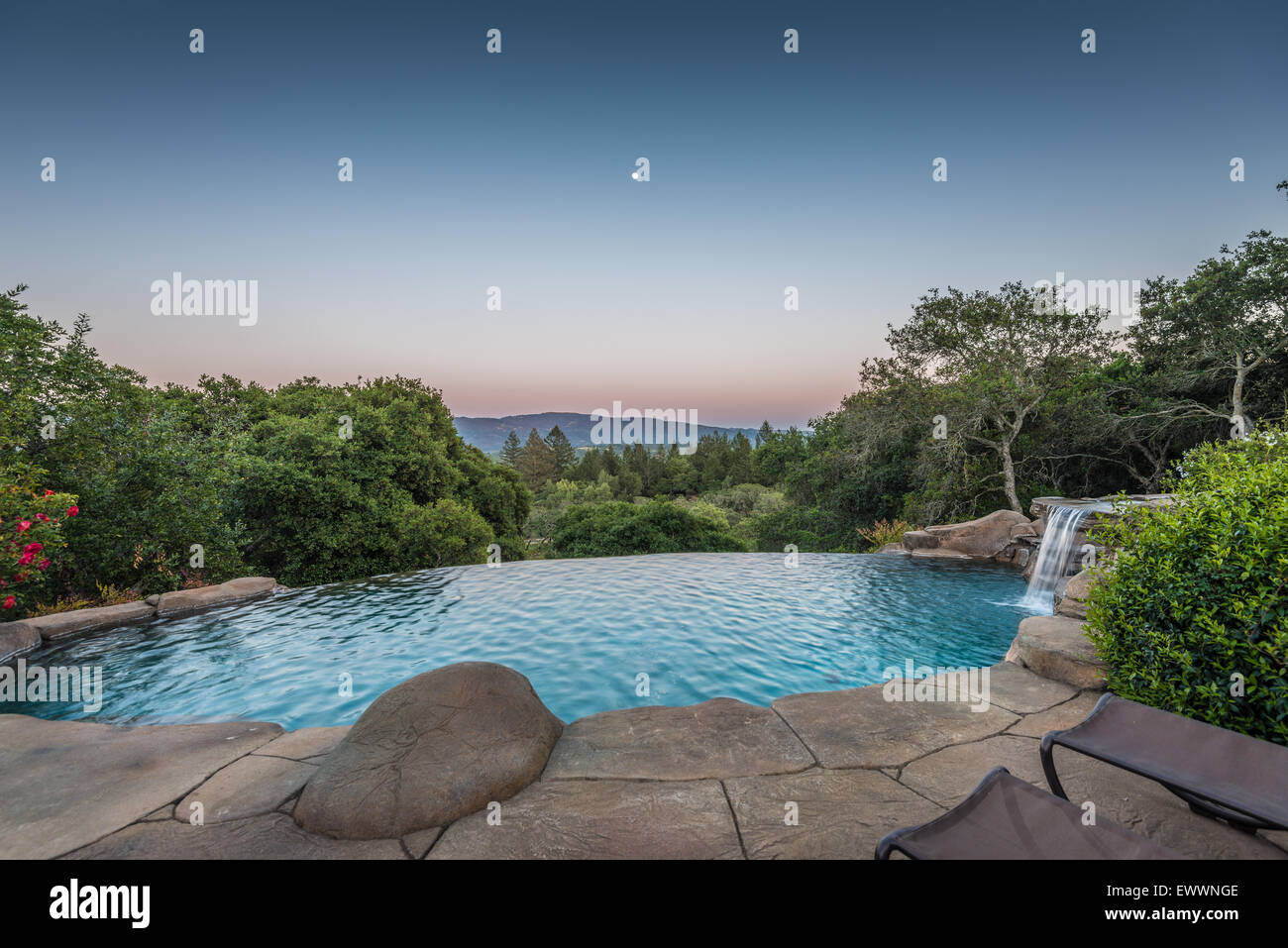 Pool mit malerischen Blick auf Landschaft Stockfoto