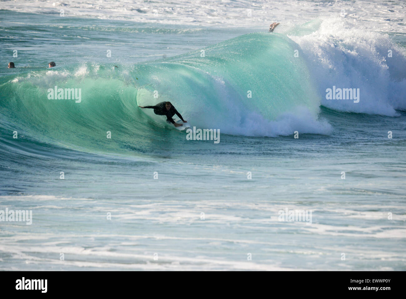 Surfer fängt eine Faßwelle - Cornwall, Stockfoto