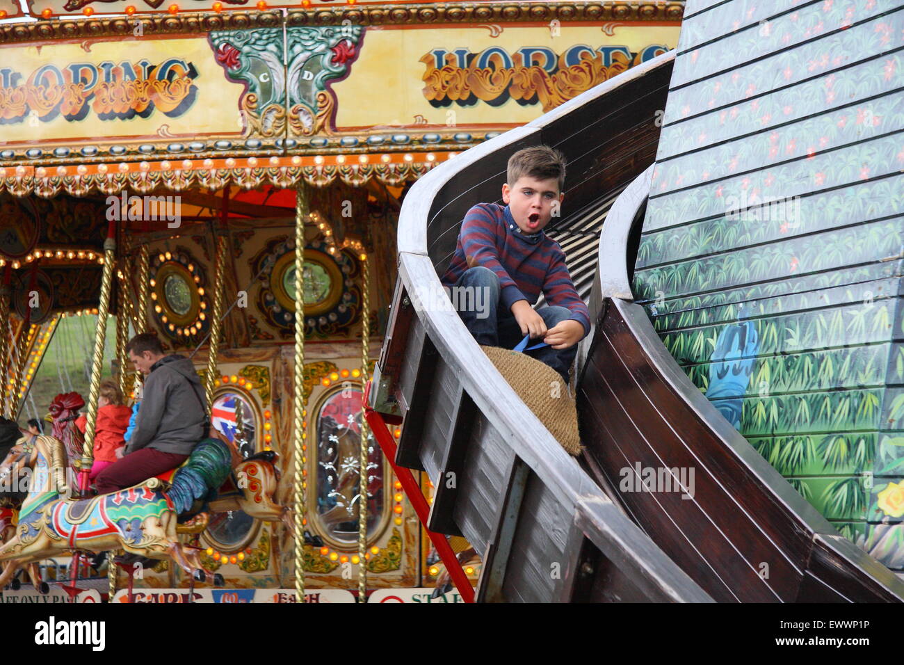Eine glückliche Kinder steigt eine traditionelle Helter Skelter Messegelände fahren an Chatsworth Country Fair Peak District Derbyshire in England Stockfoto