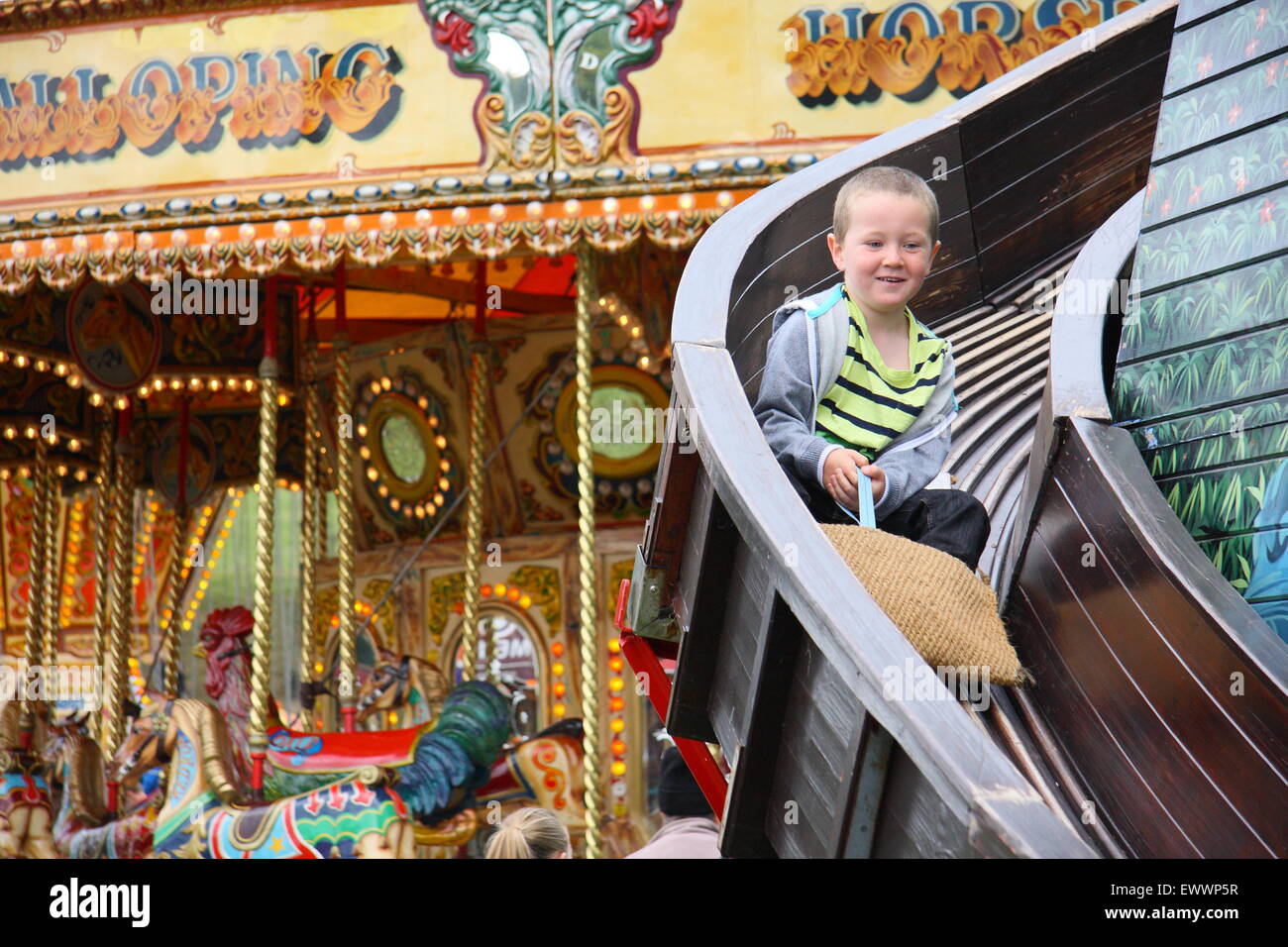 Eine glückliche Kinder steigt eine traditionelle Helter Skelter Messegelände fahren an Chatsworth Country Fair Peak District Derbyshire in England Stockfoto