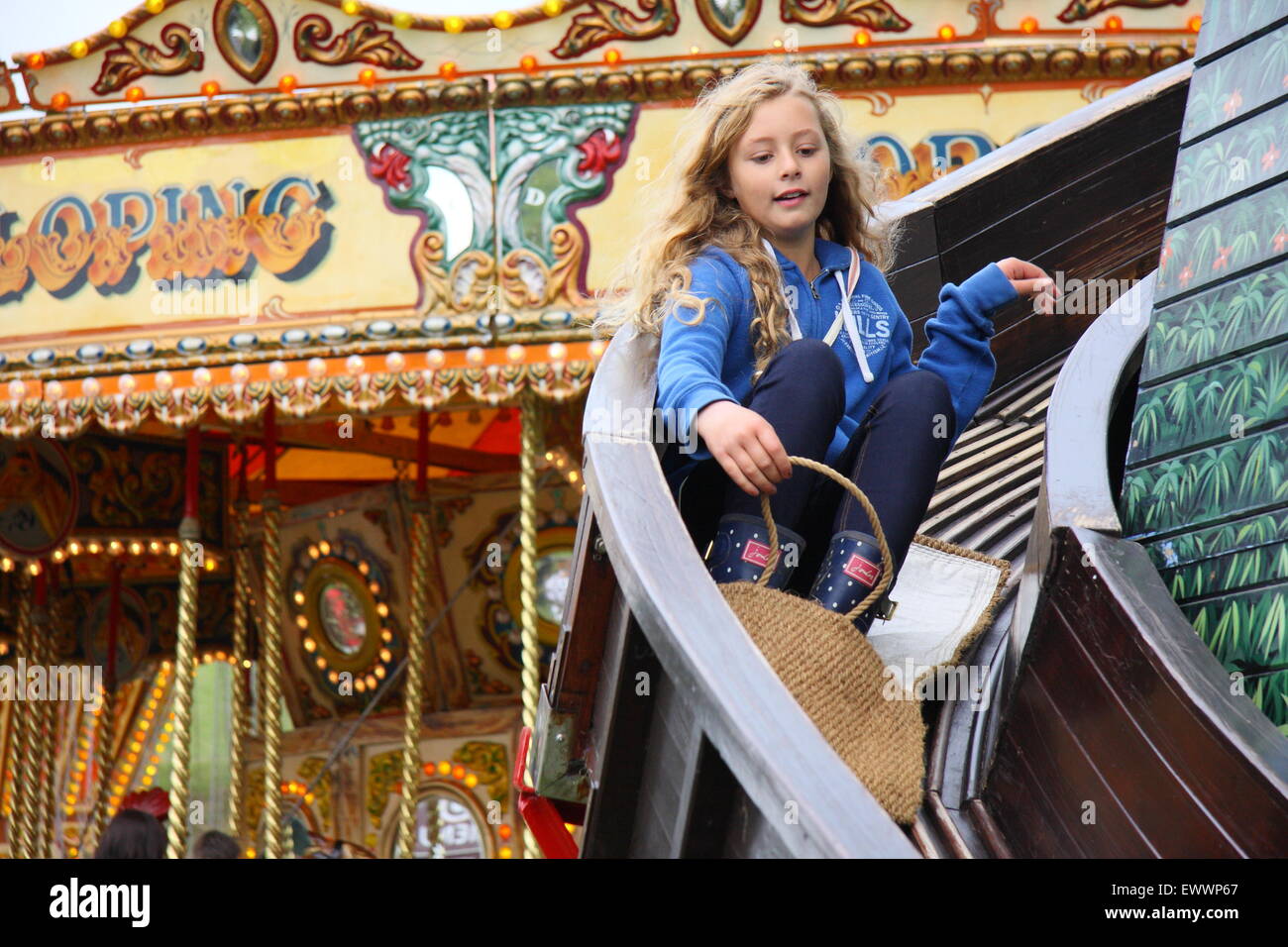 Eine glückliche Kinder steigt eine traditionelle Helter Skelter Messegelände fahren an Chatsworth Country Fair Peak District Derbyshire in England Stockfoto