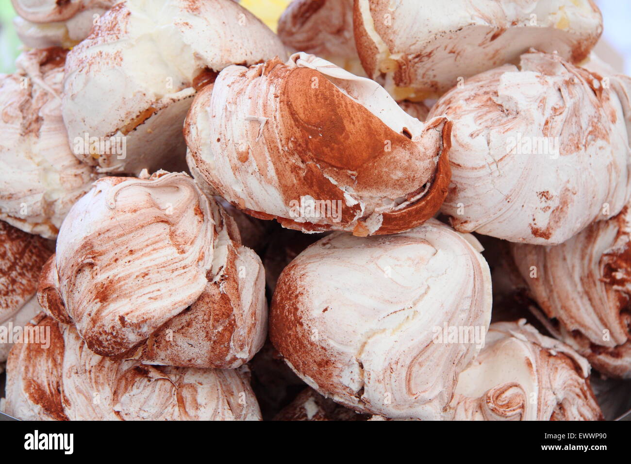 Ein Stapel von Schokolade Baisers angeboten zum Verkauf an einem Imbissstand in Derbyshire England UK Stockfoto