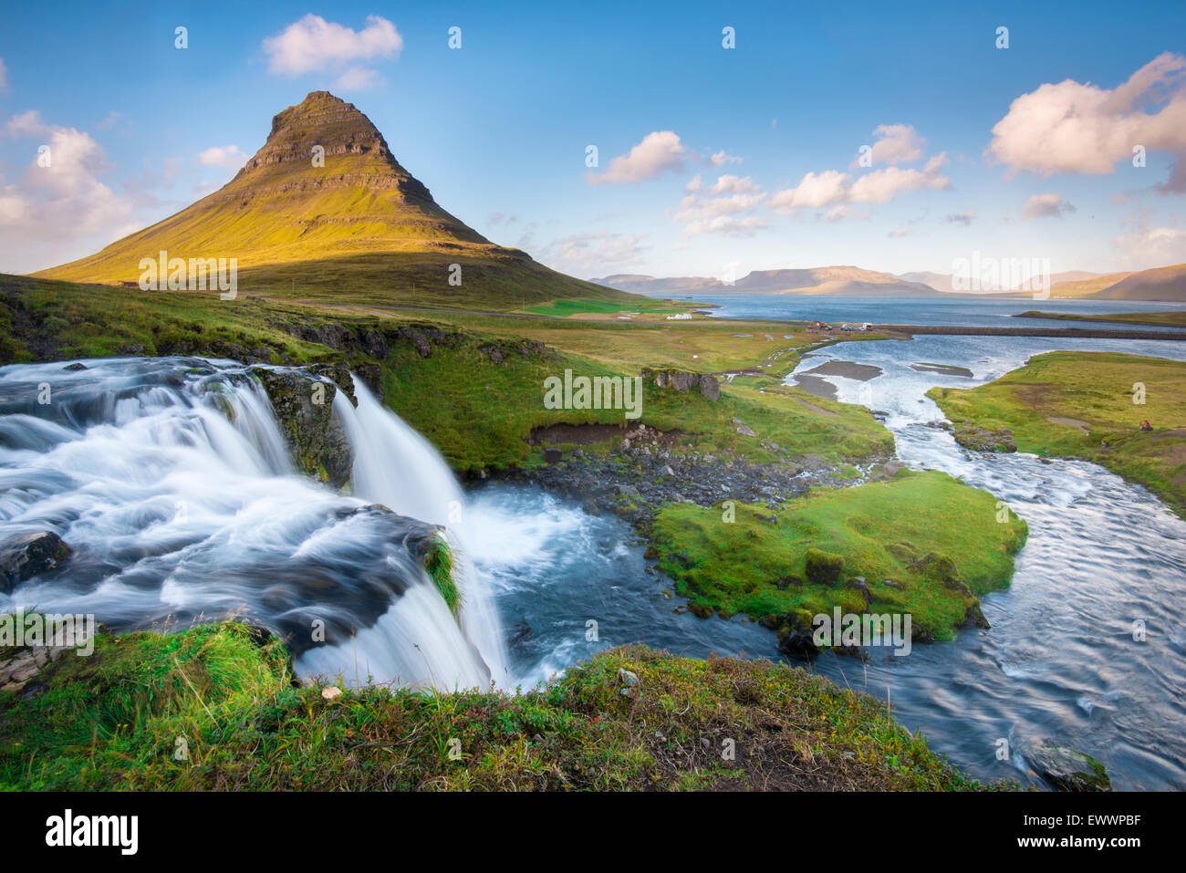 Snaefellsnes Halbinsel, Island. Wasserfall mit Kirkjufell im Hintergrund. Stockfoto
