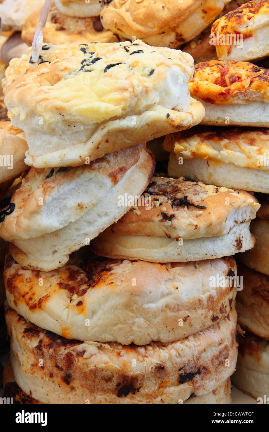 Ein Stapel von Artisan Brot für den Verkauf auf einem Marktstand Feinkost, England UK Stockfoto
