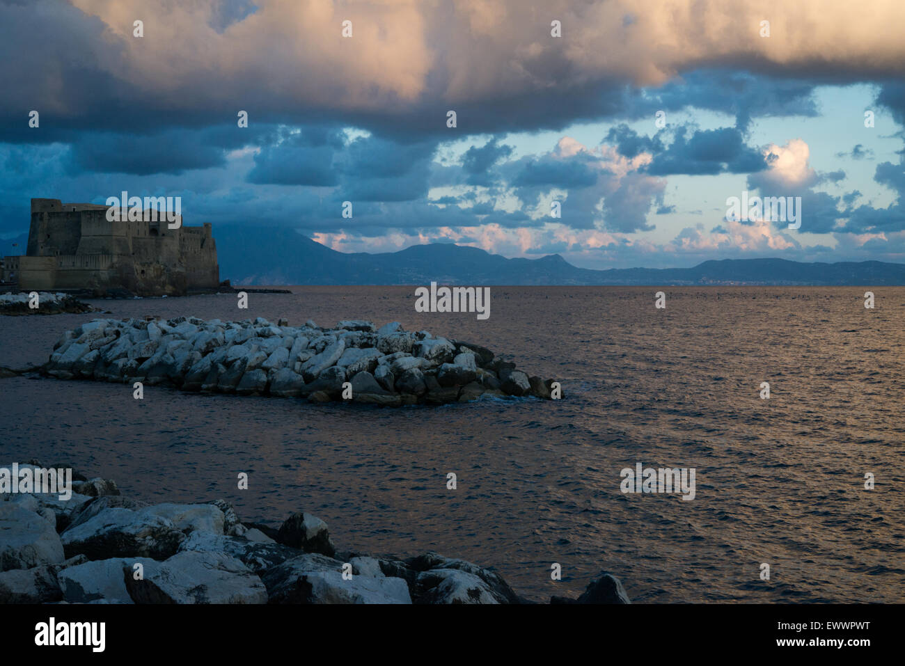 Blick auf den Golf von Neapel und Castel OVO an einem trüben Abend Stockfoto
