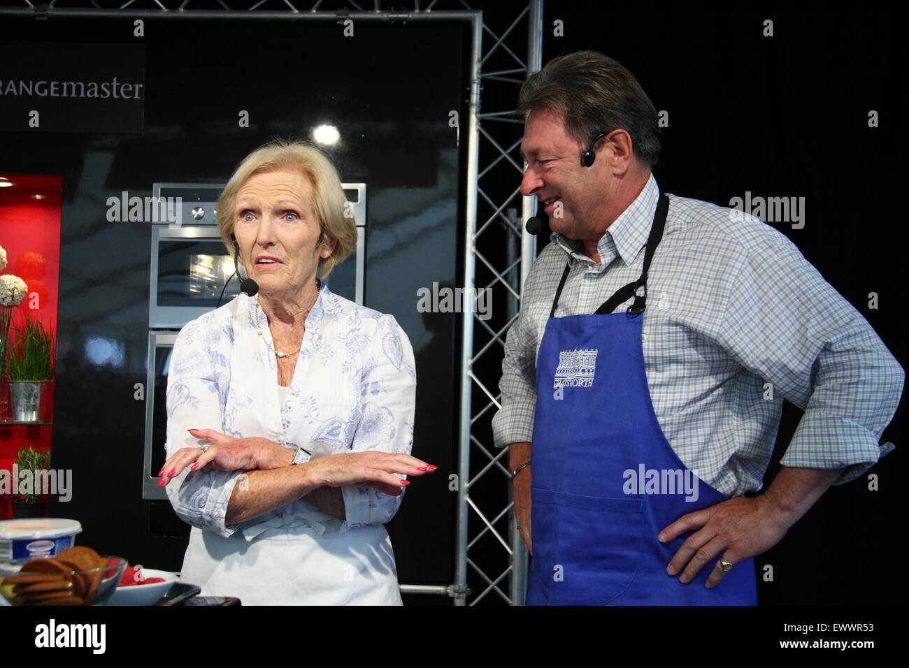 TV-Stars Mary Berry und Alan Titchmarsh geben eine Demonstration der Kochkunst in Chatsworth Country Fair, Peak District, Derbyshire UK Stockfoto