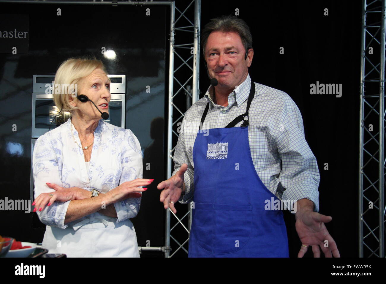 TV-Stars Mary Berry und Alan Titchmarsh geben eine Demonstration der Kochkunst in Chatsworth Country Fair, Peak District, Derbyshire UK Stockfoto