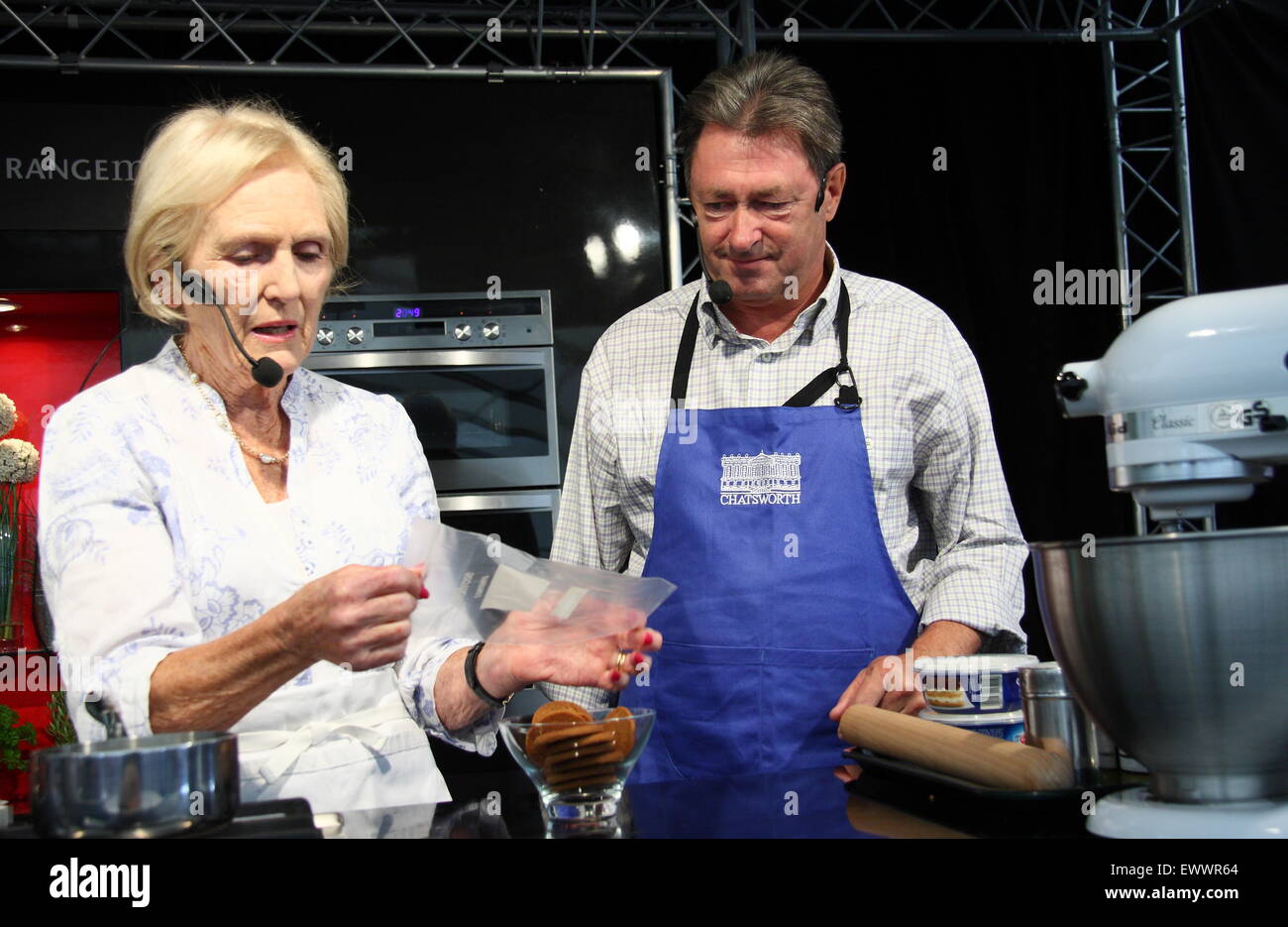 TV-Stars Mary Berry und Alan Titchmarsh geben eine Demonstration der Kochkunst in Chatsworth Country Fair, Peak District, Derbyshire UK Stockfoto
