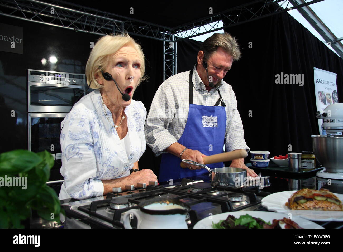 TV-Stars Mary Berry und Alan Titchmarsh geben eine Demonstration der Kochkunst in Chatsworth Country Fair, Peak District, Derbyshire UK Stockfoto