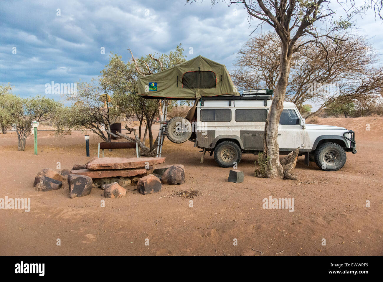 Keetmanshoop, Namibia, Afrika - Land Rover mit Dachzelt auf einem Campingplatz abgestellt Stockfoto