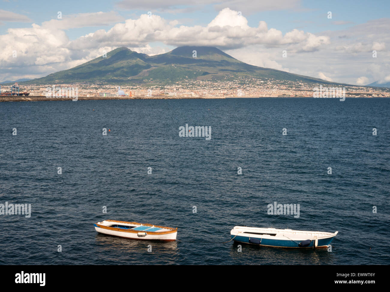 Blick auf den Vesuv, zwei Angelboote/Fischerboote und den Golf von Neapel Mergellina Stockfoto