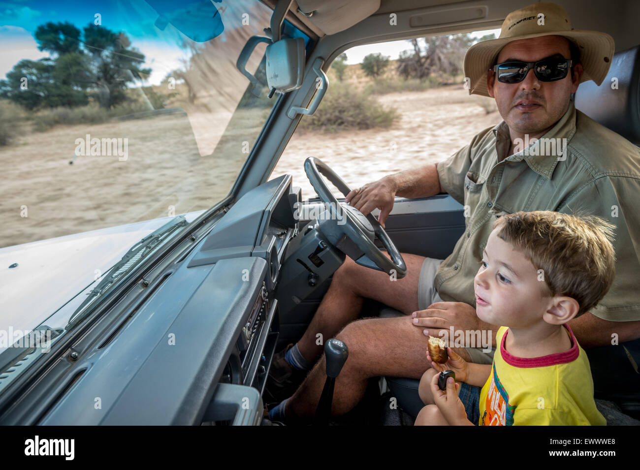 Namibia - Mann und kleiner Junge im Auto zu fahren, obwohl Wüste. Stockfoto