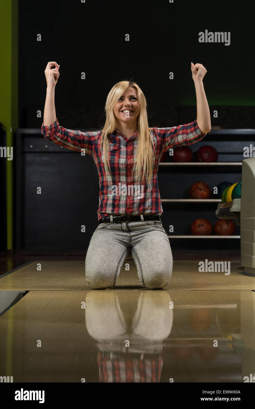 Ekstatische Bowling Frauen mit erhobenen Händen Stockfoto