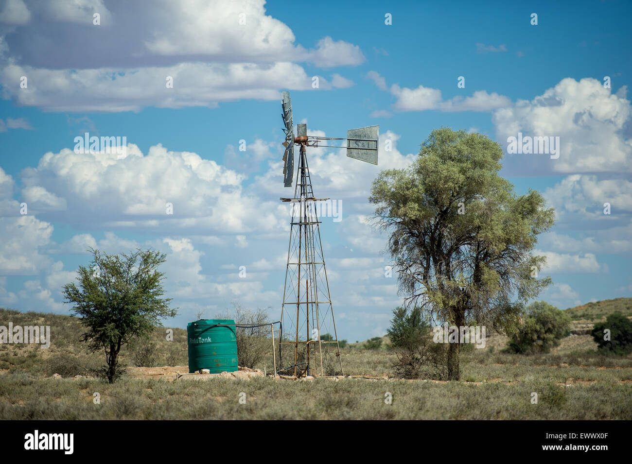 Südafrika - Windmühle auf dem Bauernhof Stockfoto