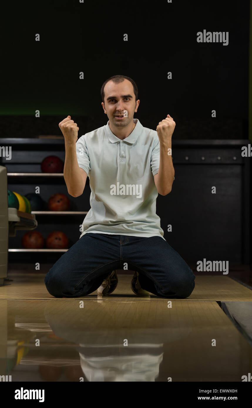 Ekstatische Bowling Männer mit erhobenen Händen Stockfoto