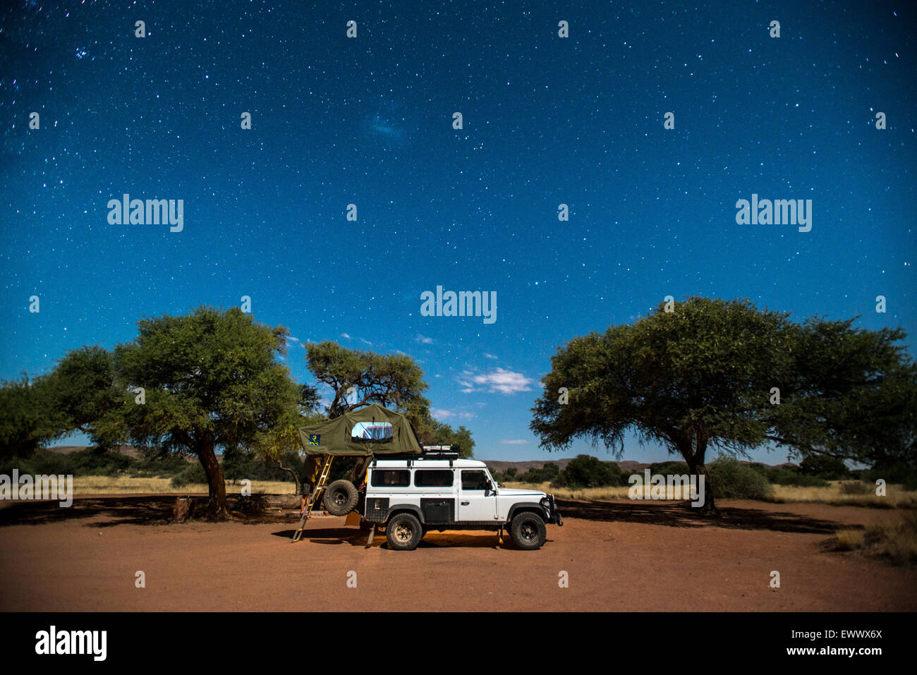 Duwisib Namibia - Langzeitbelichtung eines Land Rovers in der Wüste geparkt Stockfoto