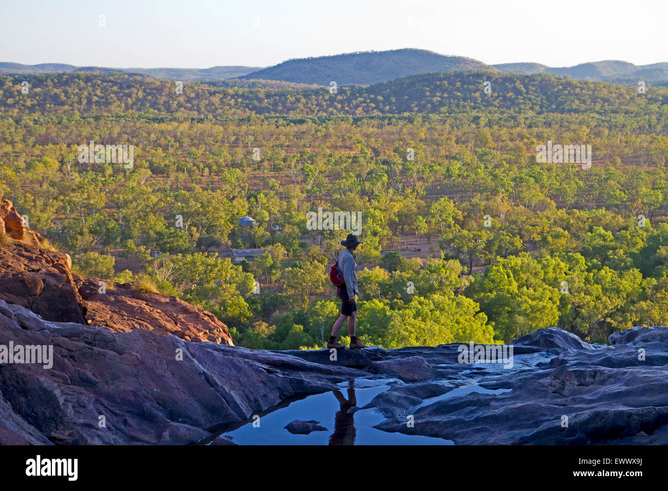 Frau, die am oberen Rand des Wasserfalls am Gunlom im Kakadu National Park Stockfoto